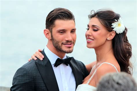 Belen e Stefano é amor, ela o filma tocando piano: o vídeo